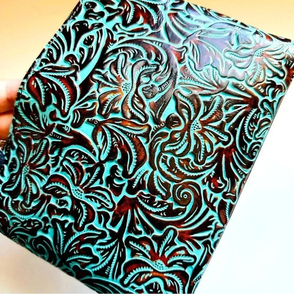 NWOT Patricia Nash Turquoise Tooled Leather Cassini Wristlet - Picture 3 of 8